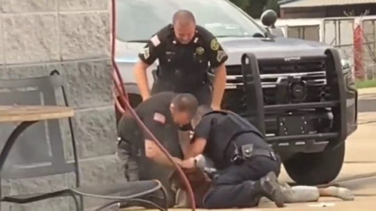 Us Three Arkansas Police Officers Suspended After Video Shows Them Beating Suspect Rjr News 